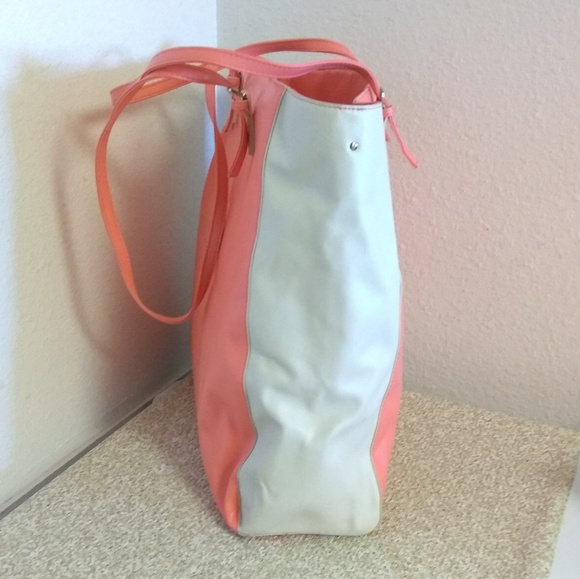 Vera Bradley 2 Tone Vinyl Feel Tote - Picture 5 of 7